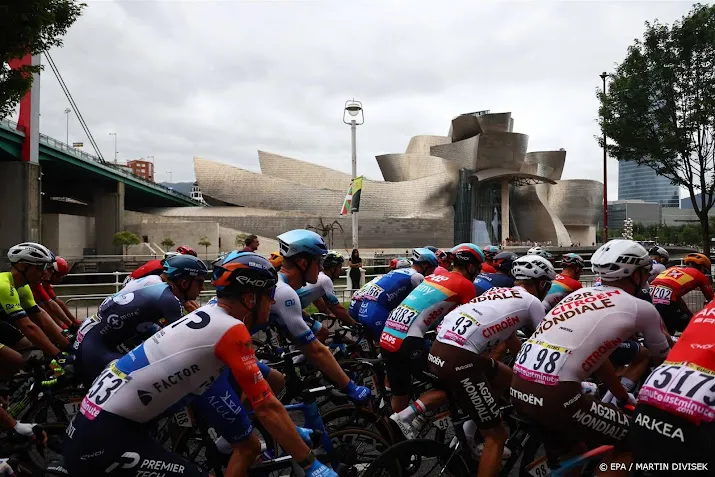 tourpeloton op weg voor eerste etappe in bilbao