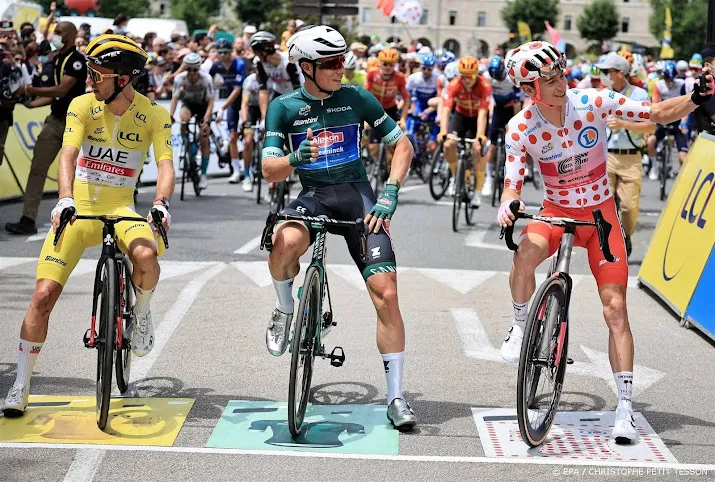 tourpeloton op weg voor eerste pyreneeenrit
