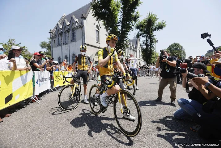 tourpeloton op weg voor laatste bergrit