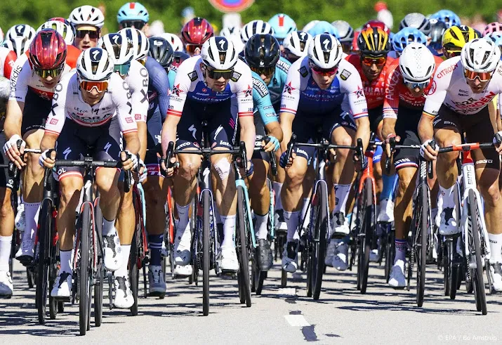 tourpeloton op weg voor tweede pyreneeenrit