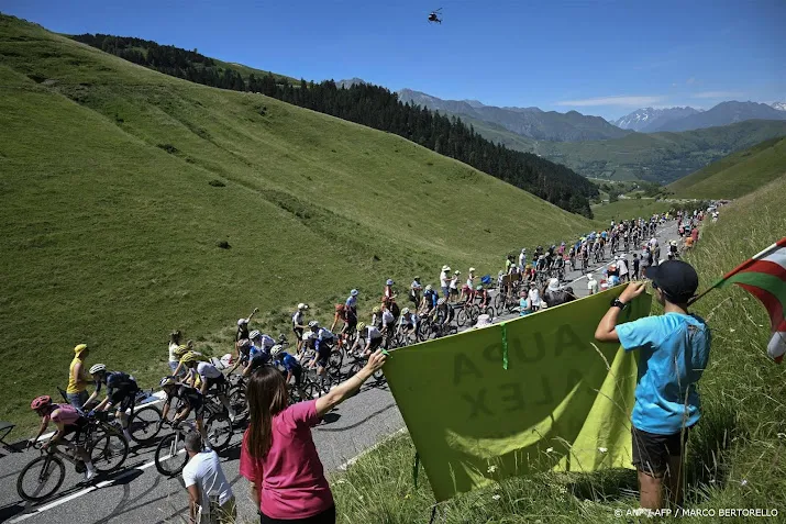 tourpeloton op weg voor zware pyreneeenrit