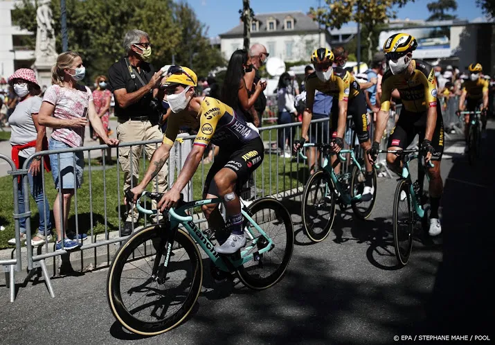 tourpeloton vertrokken richting ardeche