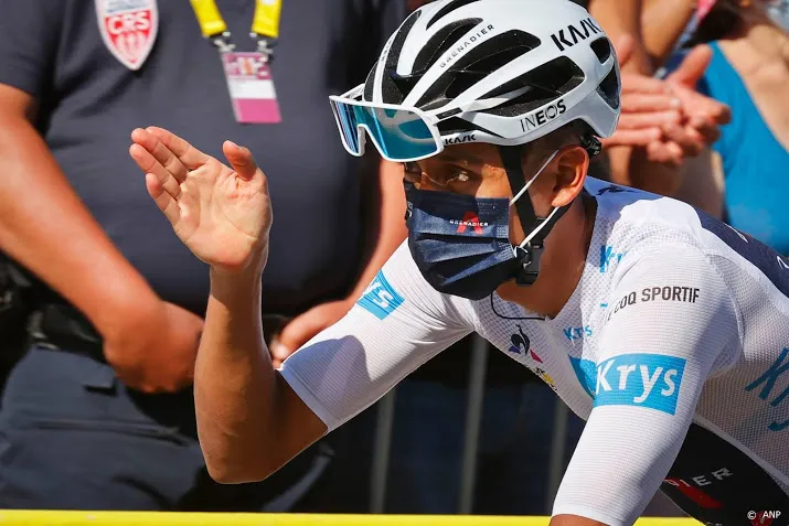 tourpeloton vertrokken voor loodzware bergrit