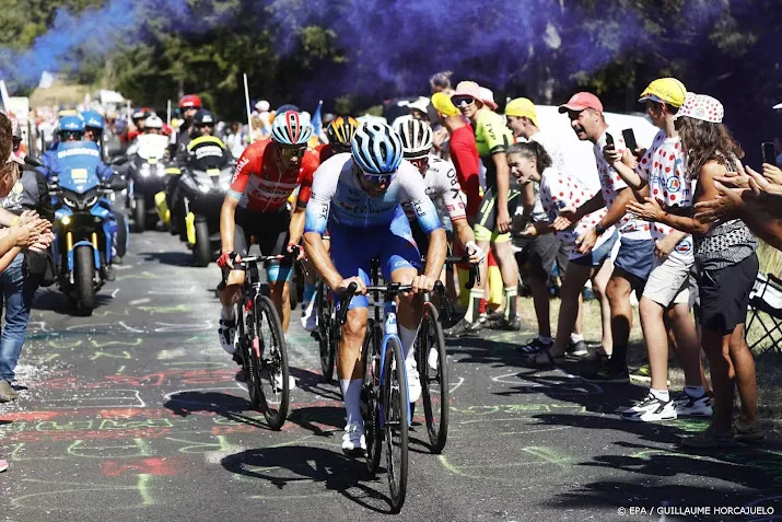 tourpeloton vertrokken voor rit naar carcassonne