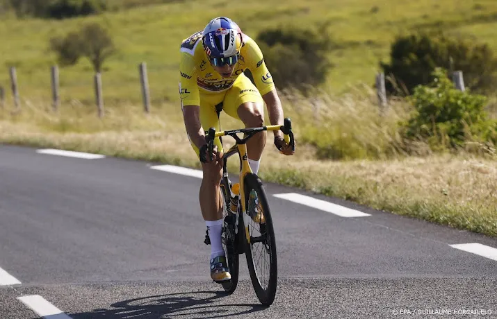 tourpeloton wacht eerste uitdaging op noord franse kasseien