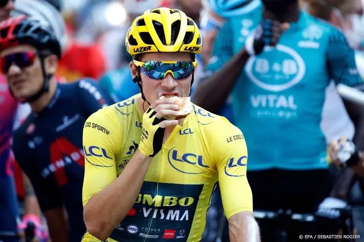 tourpeloton zonder bernal op weg naar hoogste punt