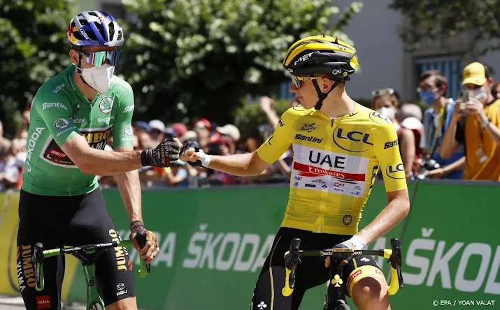 tourrenners opgestapt voor rit met twee zware cols