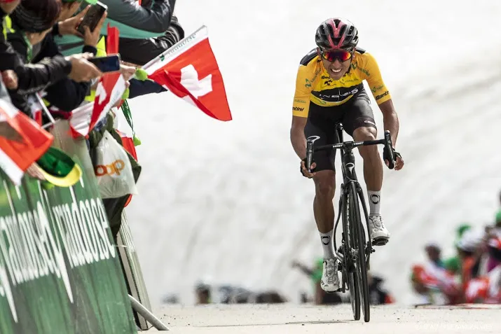 tourwinnaar bernal mag in colombia weer op de weg trainen