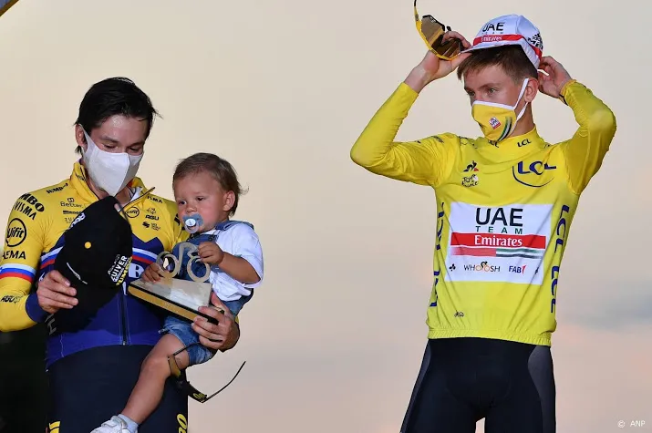 tourwinnaar pogacar afgebeeld op burj khalifa in dubai