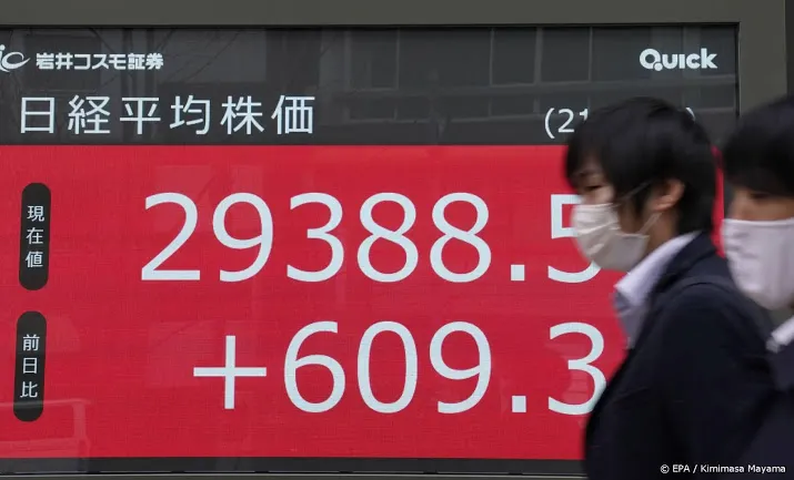 toyota en chipbedrijven stijgen op lagere japanse beurs