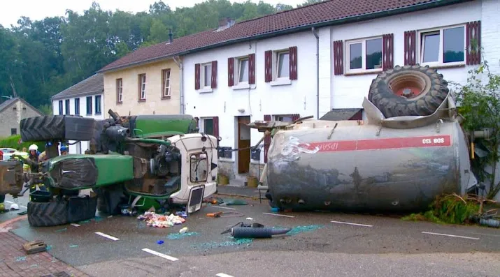 tractor botst tegen woning twee gewonden
