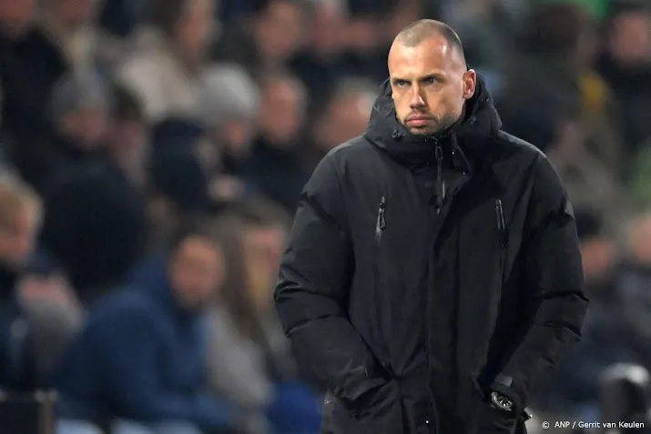 trainer heitinga niet blij met gezang van deel aanhang van ajax