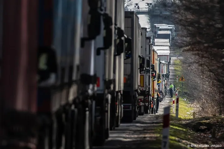transportsector vrachtwagens bij grens oekraine snel doorlaten