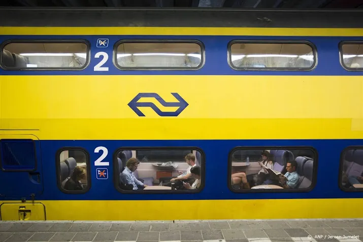 trein botst op aanhanger op spoorwegovergang lunteren