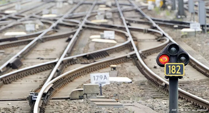 trein met honderden passagiers ontspoord bij weert geen gewonden