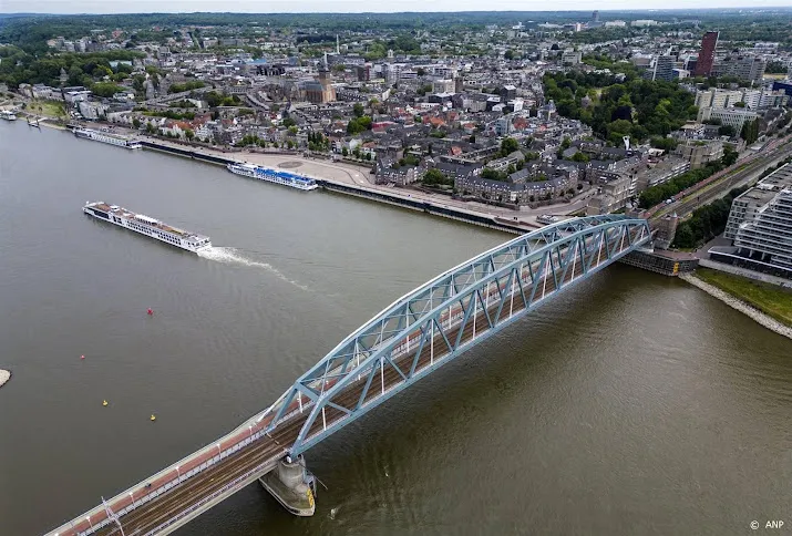 treinen rijden weer over spoorbrug nijmegen