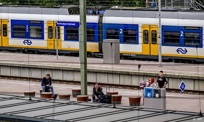 treinen rondom rotterdam hebben last van kapotte bovenleiding