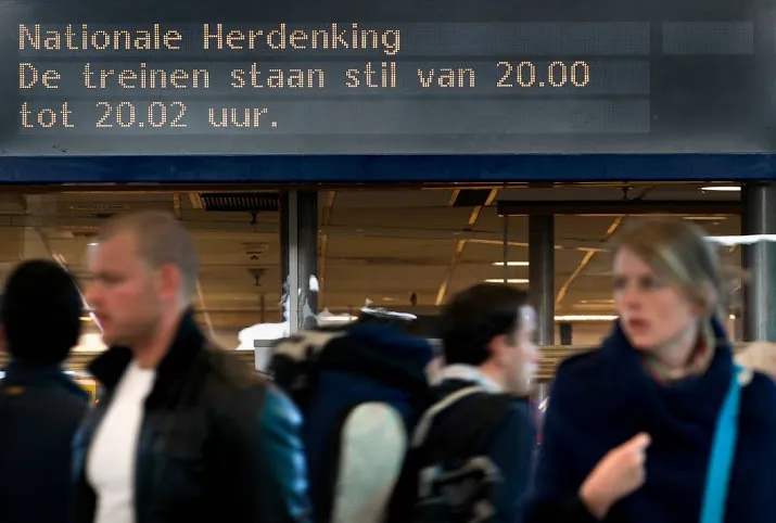 treinen staan vrijdagavond 2 minuten stil