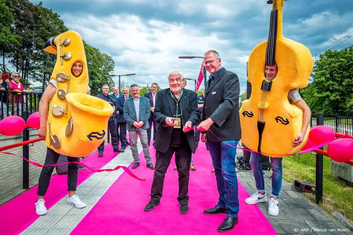 treinstation landgraaf kleurt roze om pinkpop