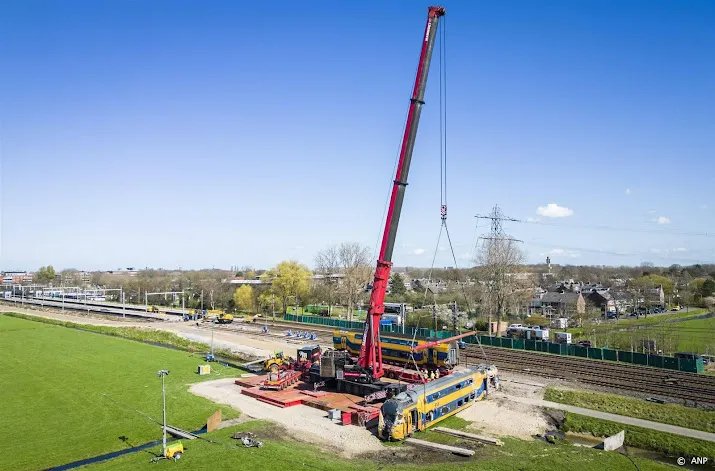 treinstellen worden uit weiland weggetakeld in voorschoten