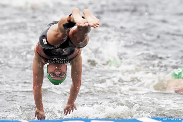 triatlete kingma met startnummer 1 naar plaats 11 balen