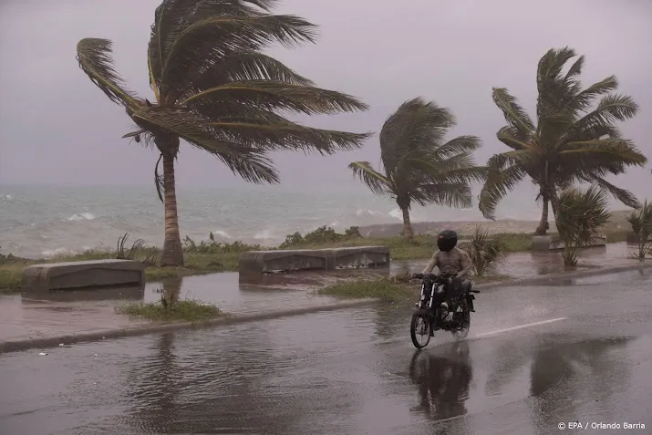 tropische storm fiona passeert sint maarten zaterdag