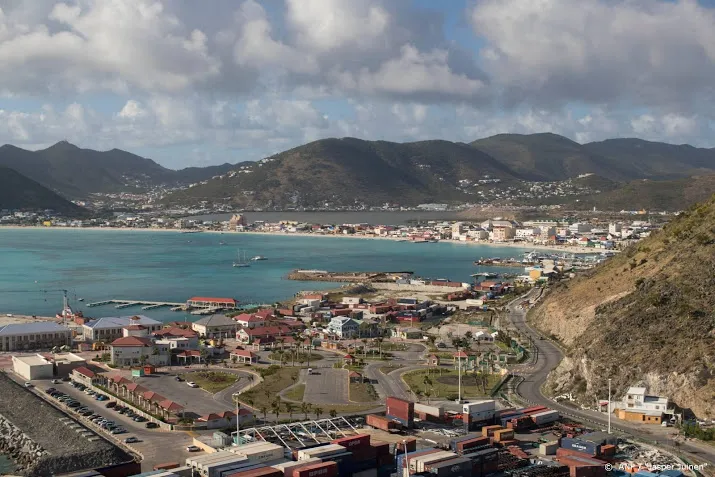 tropische storm richting sint maarten winkels moeten sluiten