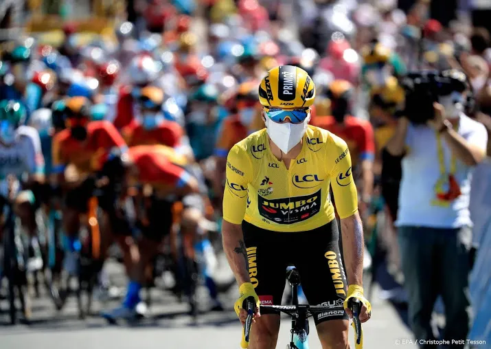 trotse roglic ziet af in de gele trui