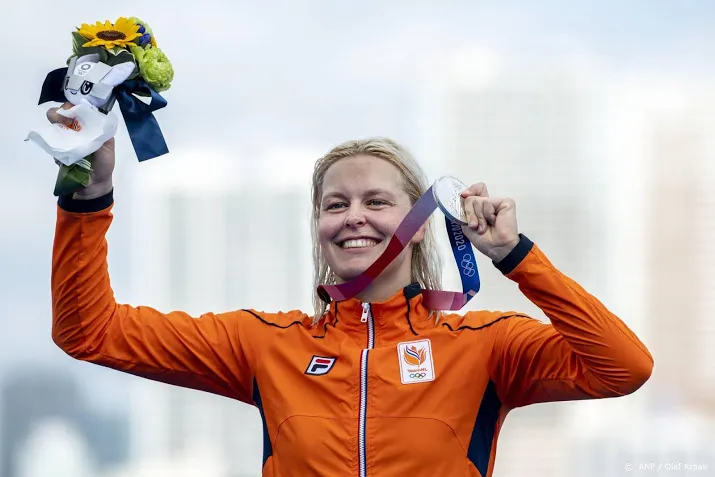 trotse van rouwendaal eerste openwaterzwemster met twee medailles