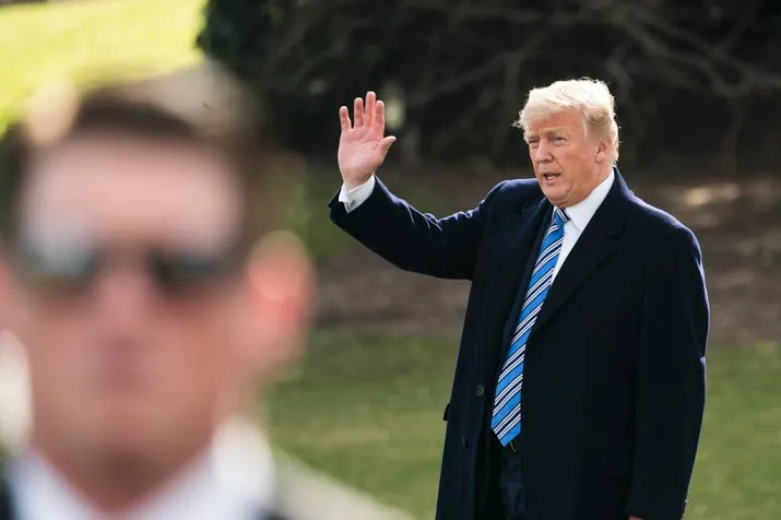 trump haalt weer uit naar amazon