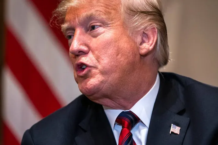 trump haalt weer uit naar fed preses