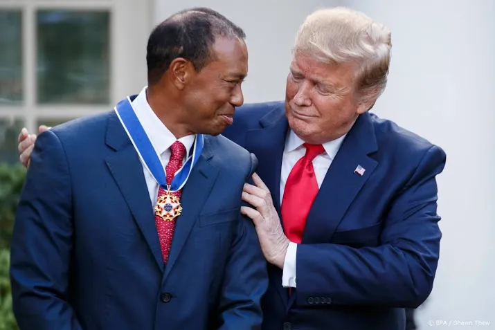 trump reikt onderscheiding uit aan woods