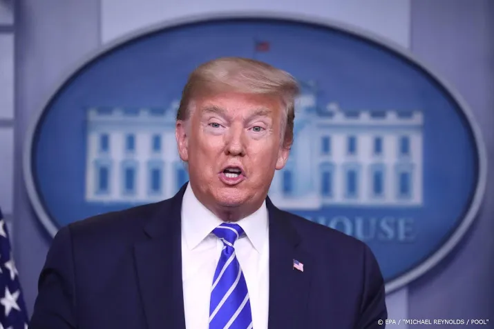 trump zet handtekening onder steunpakket voor kleine bedrijven vs