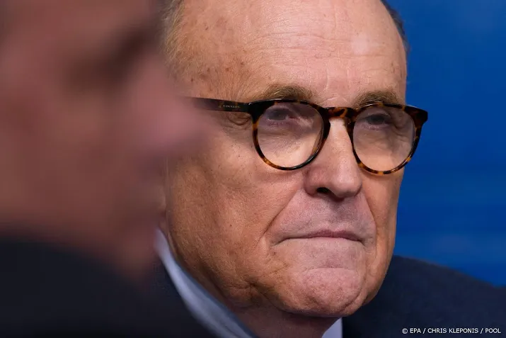 trumps advocaat giuliani reageert op beelden uit borat film