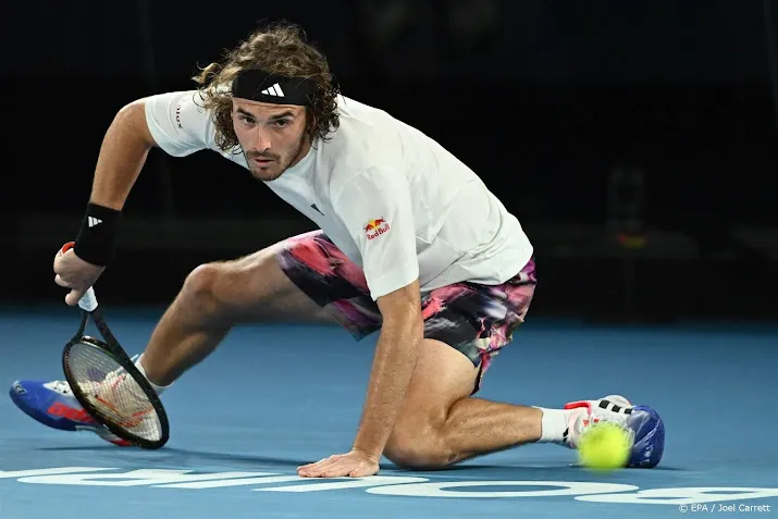 tsitsipas doorstaat vijfsetter tegen sinner en haalt kwartfinales
