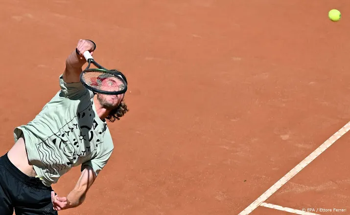 tsitsipas klopt zverev in drie sets en bereikt eindstrijd in rome