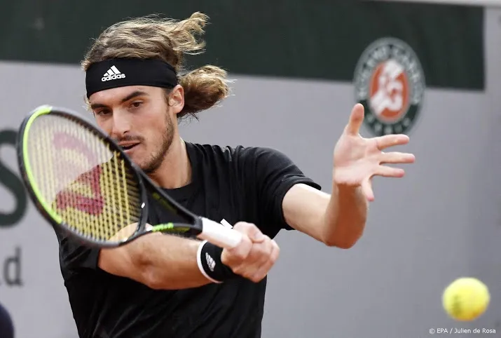 tsitsipas knokt zich in parijs in vijf sets langs spanjaard munar