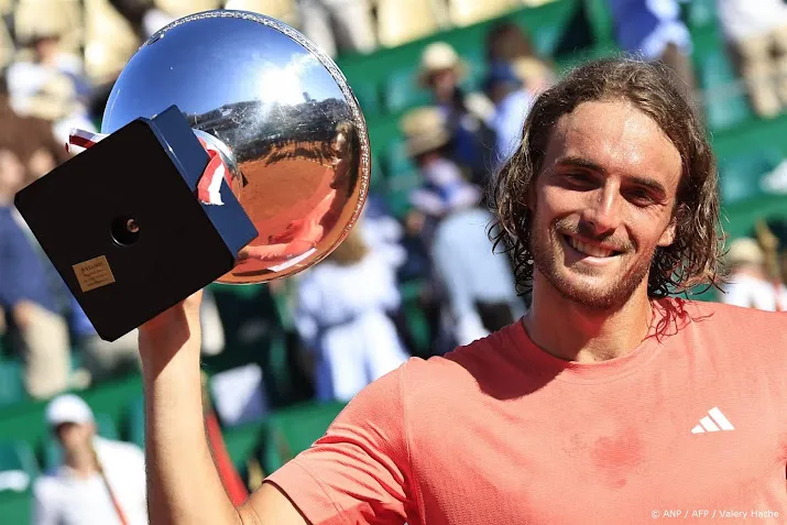 tsitsipas terug in top 10 van de zandschulp zakt drie plekken