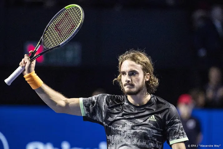 tsitsipas verslaat medvedev in twee sets