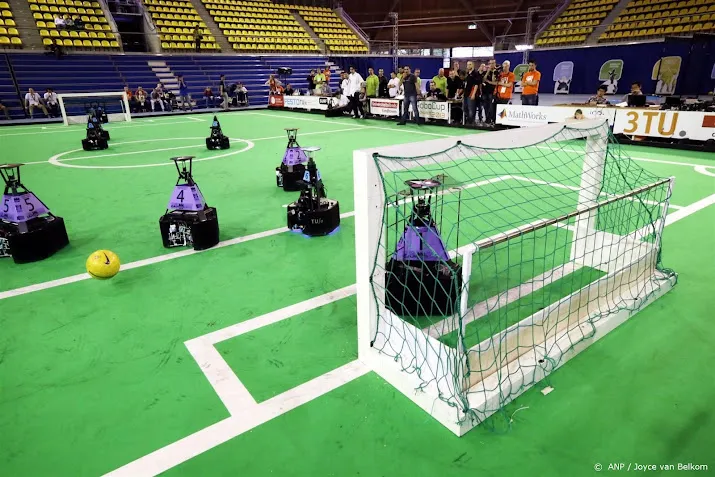 tu eindhoven verdedigt wereldtitel met voetballende robots