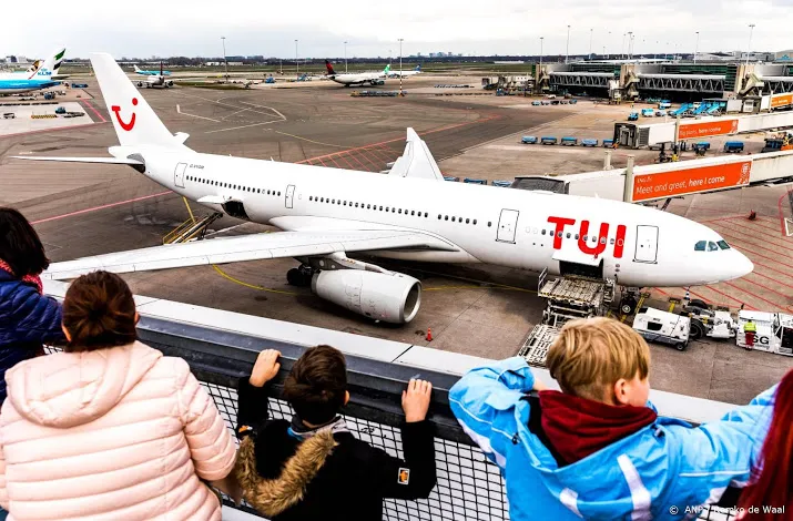 tui doet vliegreis naar parijs in de ban