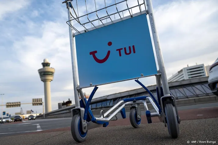 tui moet met fnv praten over nieuwe cao cabinepersoneel