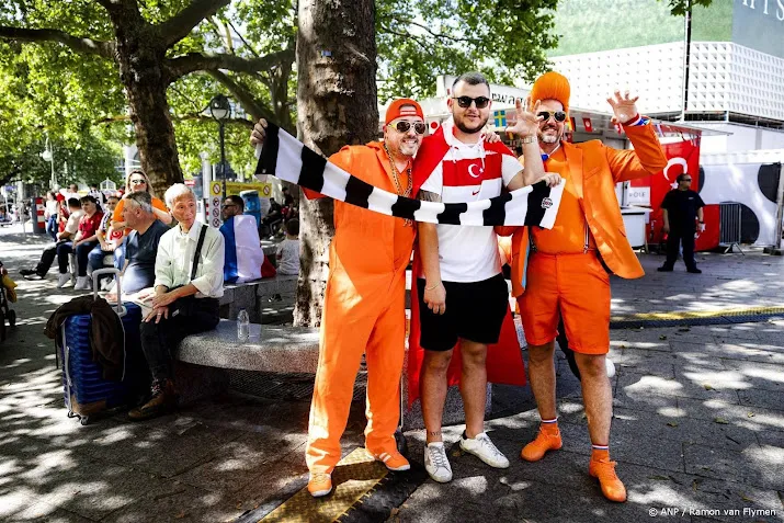 turken dansen bij gedachtniskirche ook veel oranjefans in berlijn