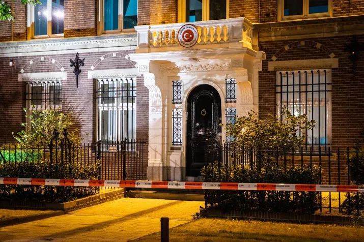 turks consulaat bekogeld met 3 explosieven