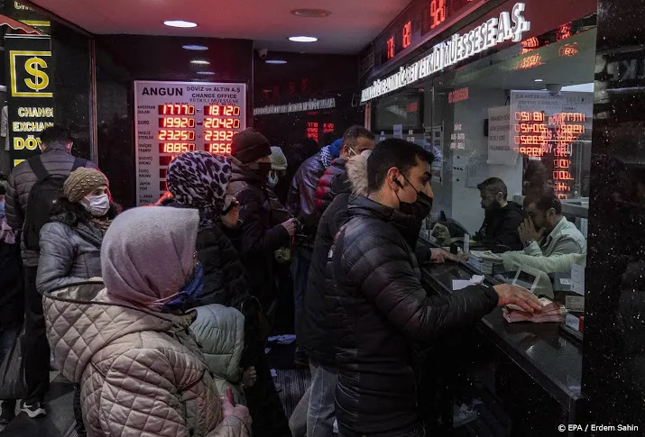 turkse lira krabbelt verder op