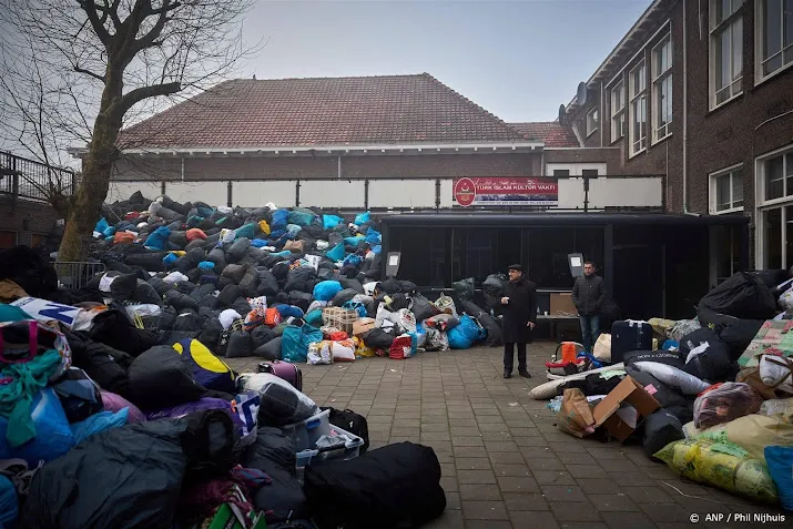 turkse nederlanders zamelen massaal hulpgoederen in