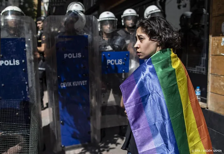 turkse politie verhindert pride parade in centrum istanbul