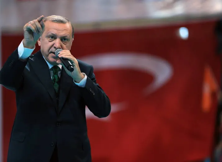 turkse zangeres in cel na beledigen erdogan