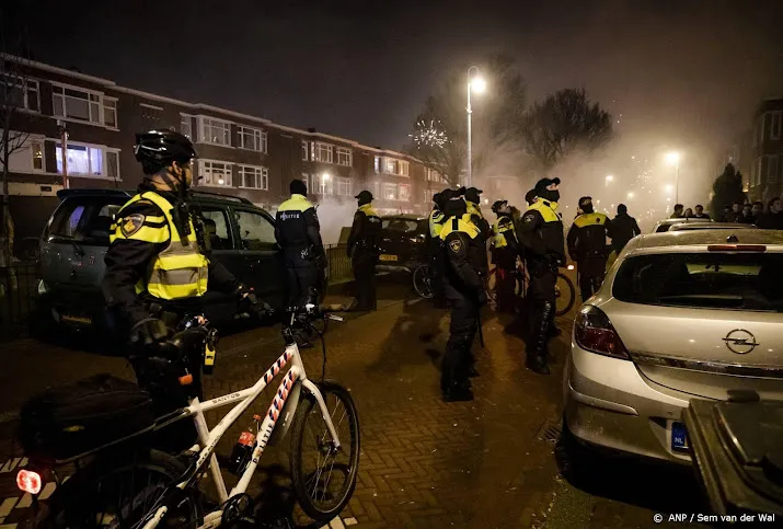 twaalf agenten gewond in den haag tijdens jaarwisseling
