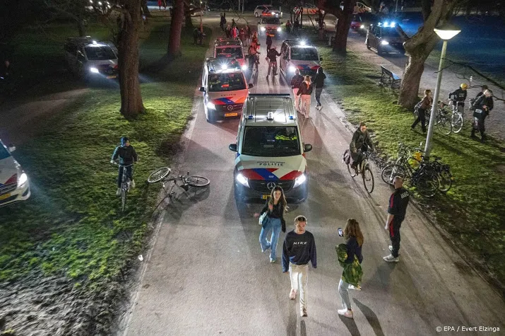 twee aanhoudingen bij optreden van politie in vondelpark